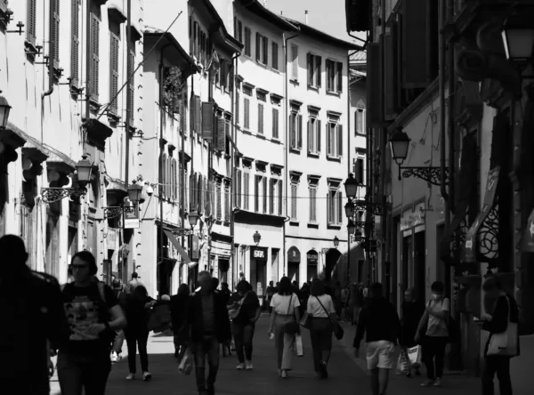 Rua repleta de pessoas a disfrutar o bom tempo