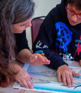 Leitura táctil da imagem do quadro A Persistência da Memória (1931), de Salvador Dalí