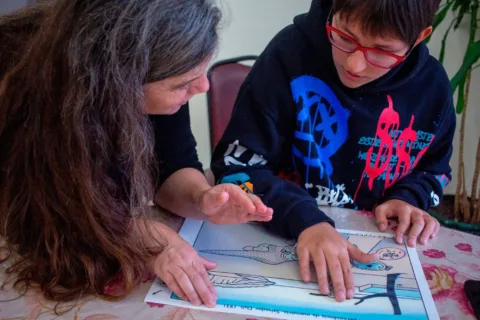 Leitura táctil da imagem do quadro A Persistência da Memória (1931), de Salvador Dalí