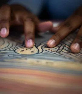 Leitura táctil da imagem do quadro O Grito, de Edvard Munch