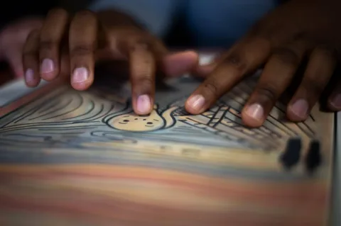 Leitura táctil da imagem do quadro O Grito, de Edvard Munch