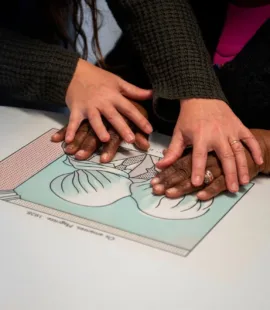 Leitura táctil da imagem do quadro Os Amantes, de René Magritte