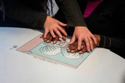 Leitura táctil da imagem do quadro Os Amantes, de René Magritte