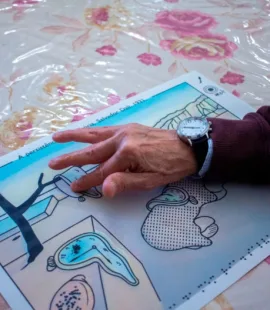 Leitura táctil da imagem do quadro A Persistência da Memória (1931), de Salvador Dalí