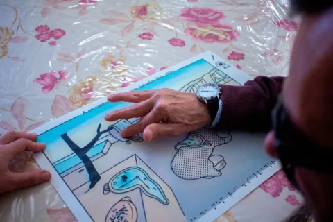 Leitura táctil da imagem do quadro A Persistência da Memória (1931), de Salvador Dalí